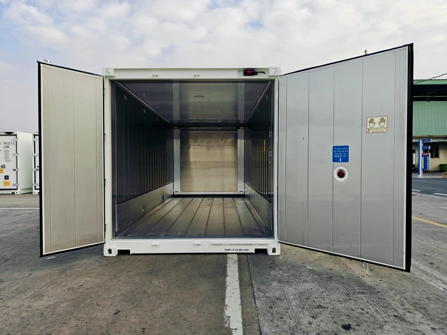 Insulated box, refrigeration unit, controlled air flow